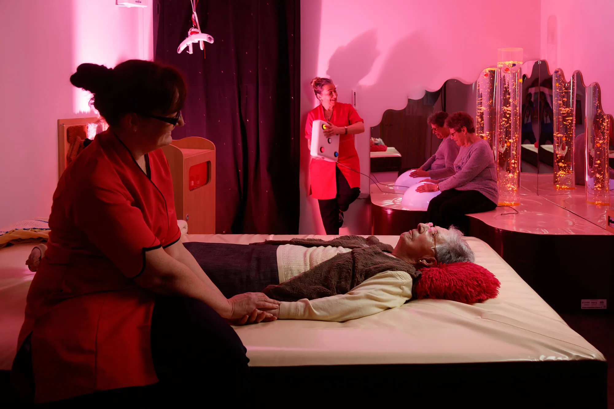 Personnel soignant encadrant une séance bien-être pour senior